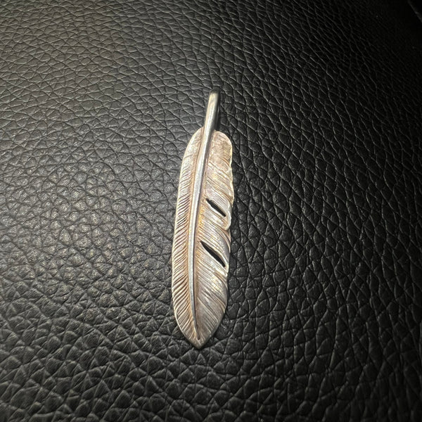 goro's | [SALE] Silver Feather (Left) (L)
