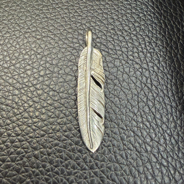 goro's | Silver Feather (Right) (M)